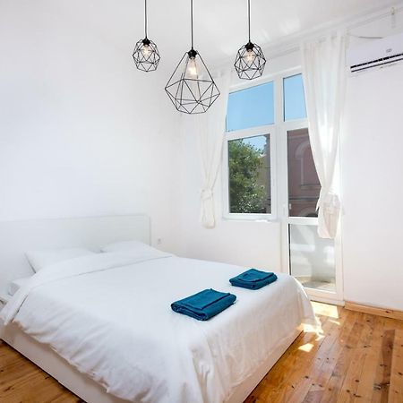 The White Apartment - Bogoridi Main Street بورغاس المظهر الخارجي الصورة