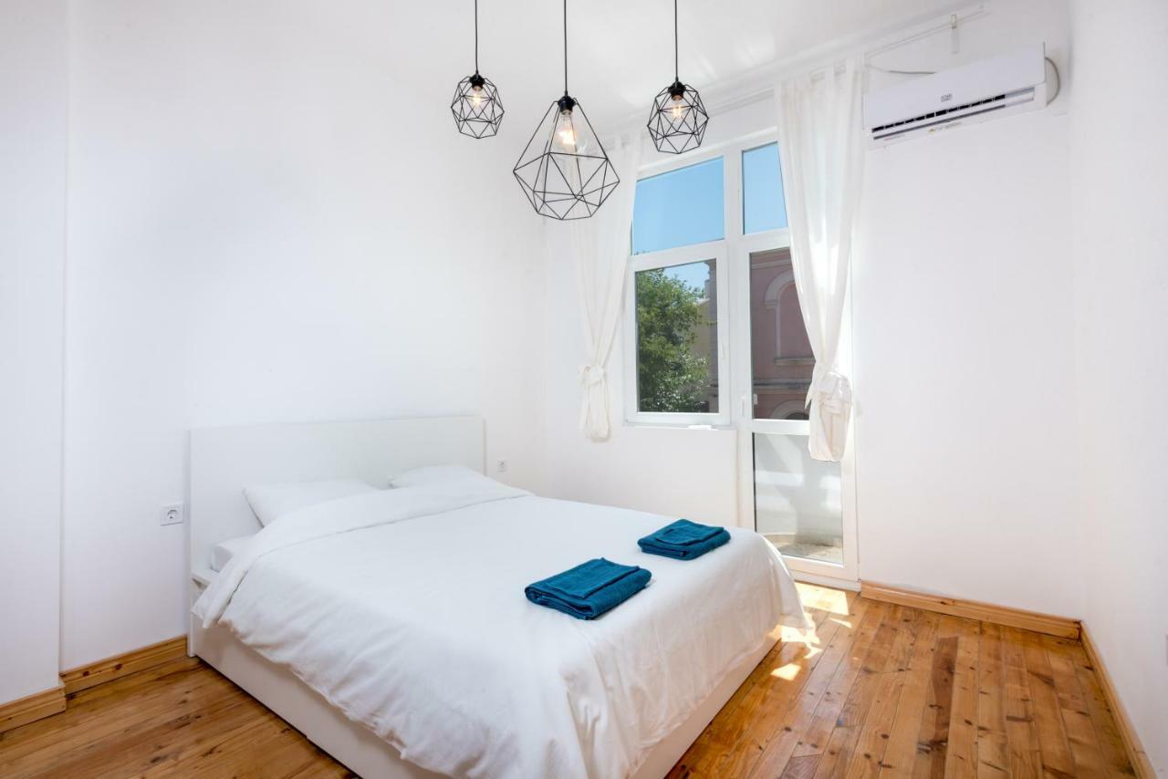The White Apartment - Bogoridi Main Street بورغاس المظهر الخارجي الصورة